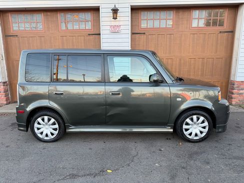 Used 2005 Scion xB image 2