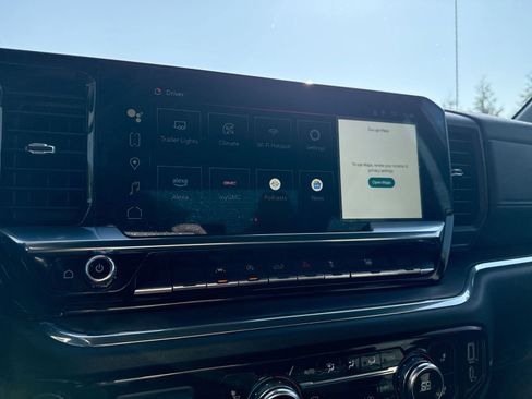 Used 2025 GMC Sierra 1500 SLT image 13