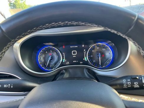 Used 2022 Chrysler Pacifica Touring-L FWD image 23