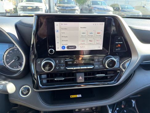 Used 2024 Toyota Highlander XLE image 30