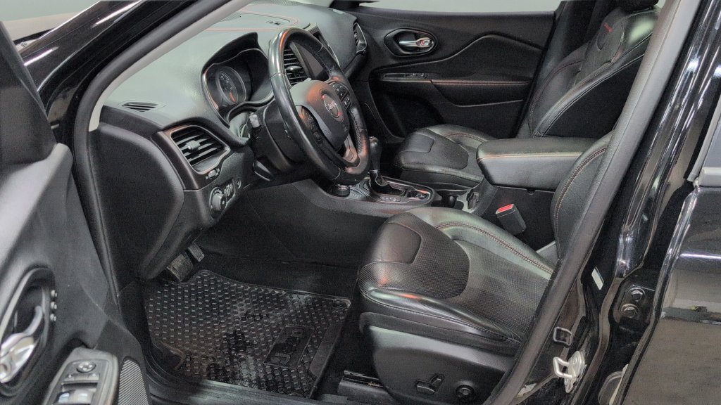Used 2019 Jeep Cherokee Trailhawk AWD/4WD image 9