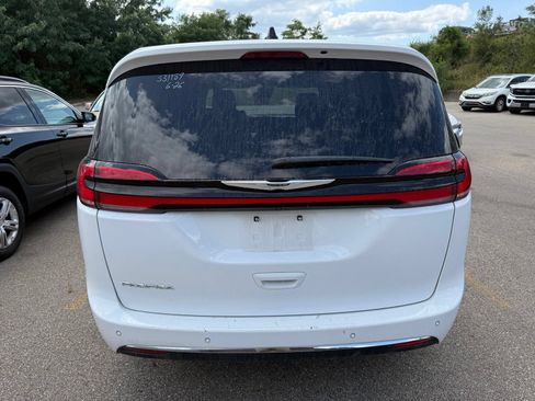 Used 2025 Chrysler Pacifica Select FWD image 3