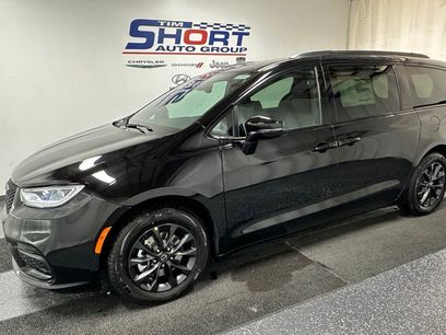 New 2025 Chrysler Pacifica Select w/ Fav Edition Package