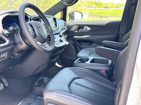 New 2026 Chrysler Pacifica Select FWD image 18
