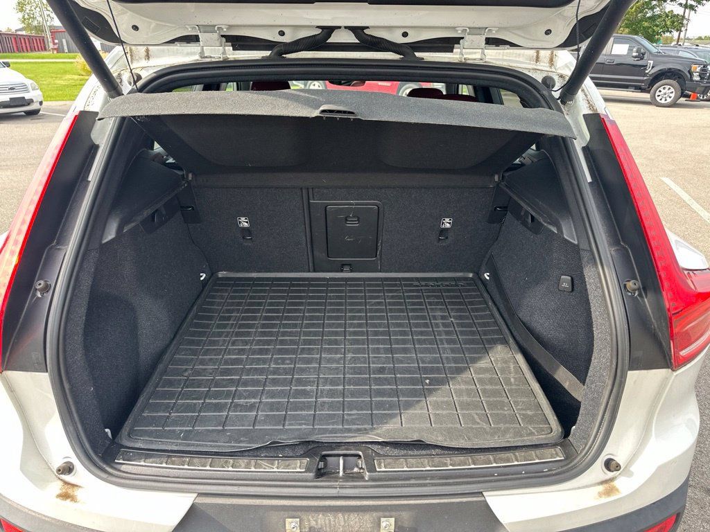 Used 2019 Volvo XC40 T4 Inscription FWD image 10