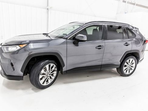 Used 2020 Toyota RAV4 XLE Premium image 3
