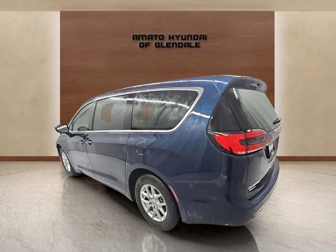 Used 2024 Chrysler Pacifica Touring-L image 4