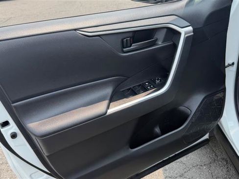 Used 2019 Toyota RAV4 LE FWD image 7