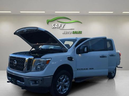 Used 2017 Nissan Titan SV image 19