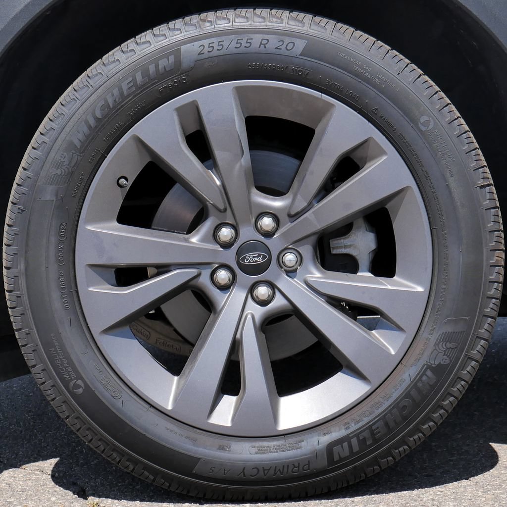 Used 2024 Ford Explorer XLT w/ Equipment Group 202A AWD/4WD image 16