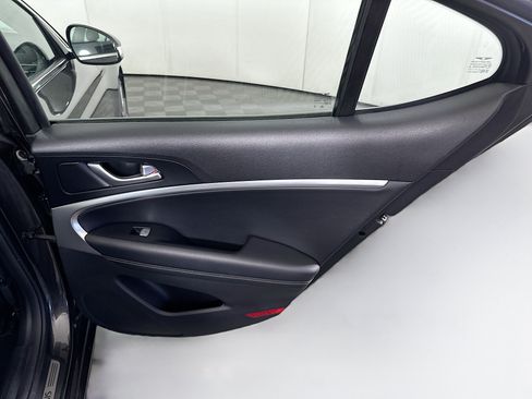Used 2025 Genesis G70 2.5T RWD image 30