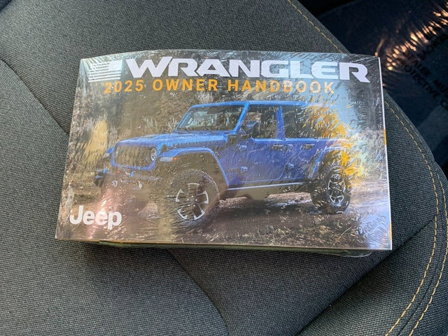 Used 2025 Jeep Wrangler Unlimited Sahara AWD/4WD image 12