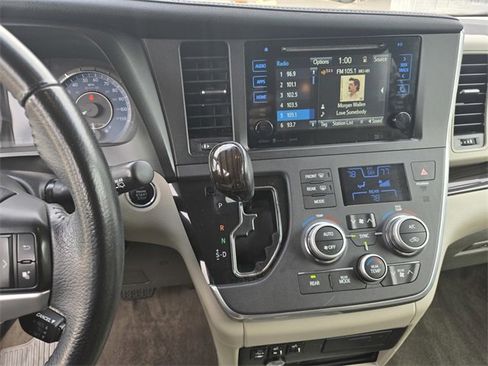 Used 2017 Toyota Sienna XLE image 13