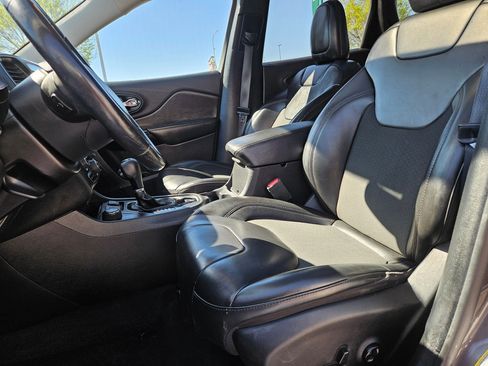 Used 2020 Jeep Cherokee Latitude Plus w/ Cold Weather Group AWD/4WD image 17