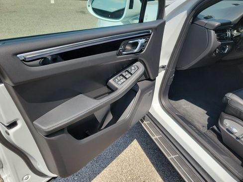 Certified 2026 Porsche Macan AWD/4WD image 24