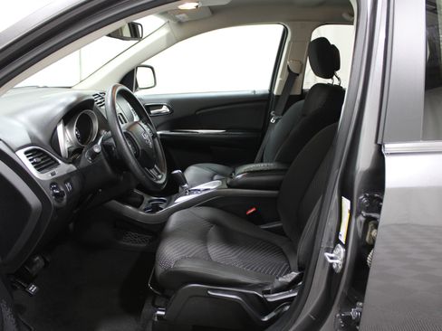 Used 2020 Dodge Journey SE w/ Blacktop Package image 3