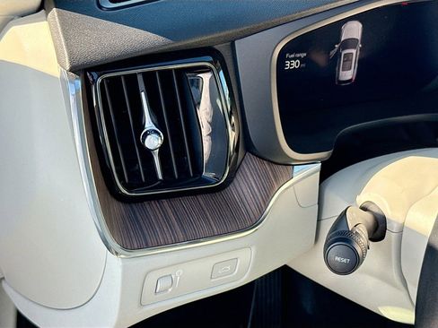 Used 2022 Volvo XC60 B5 Momentum image 11