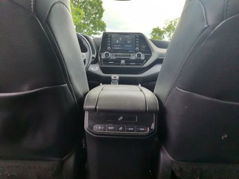 Used 2021 Toyota Highlander XLE FWD image 32