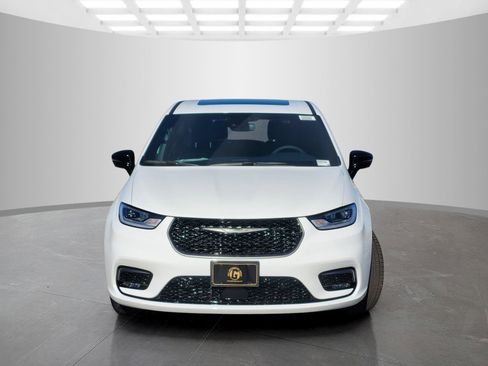 New 2026 Chrysler Pacifica Select image 2