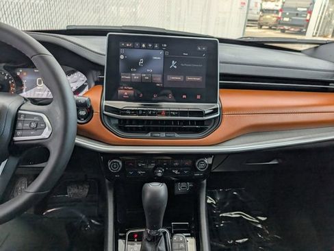 Used 2024 Jeep Compass Limited image 3