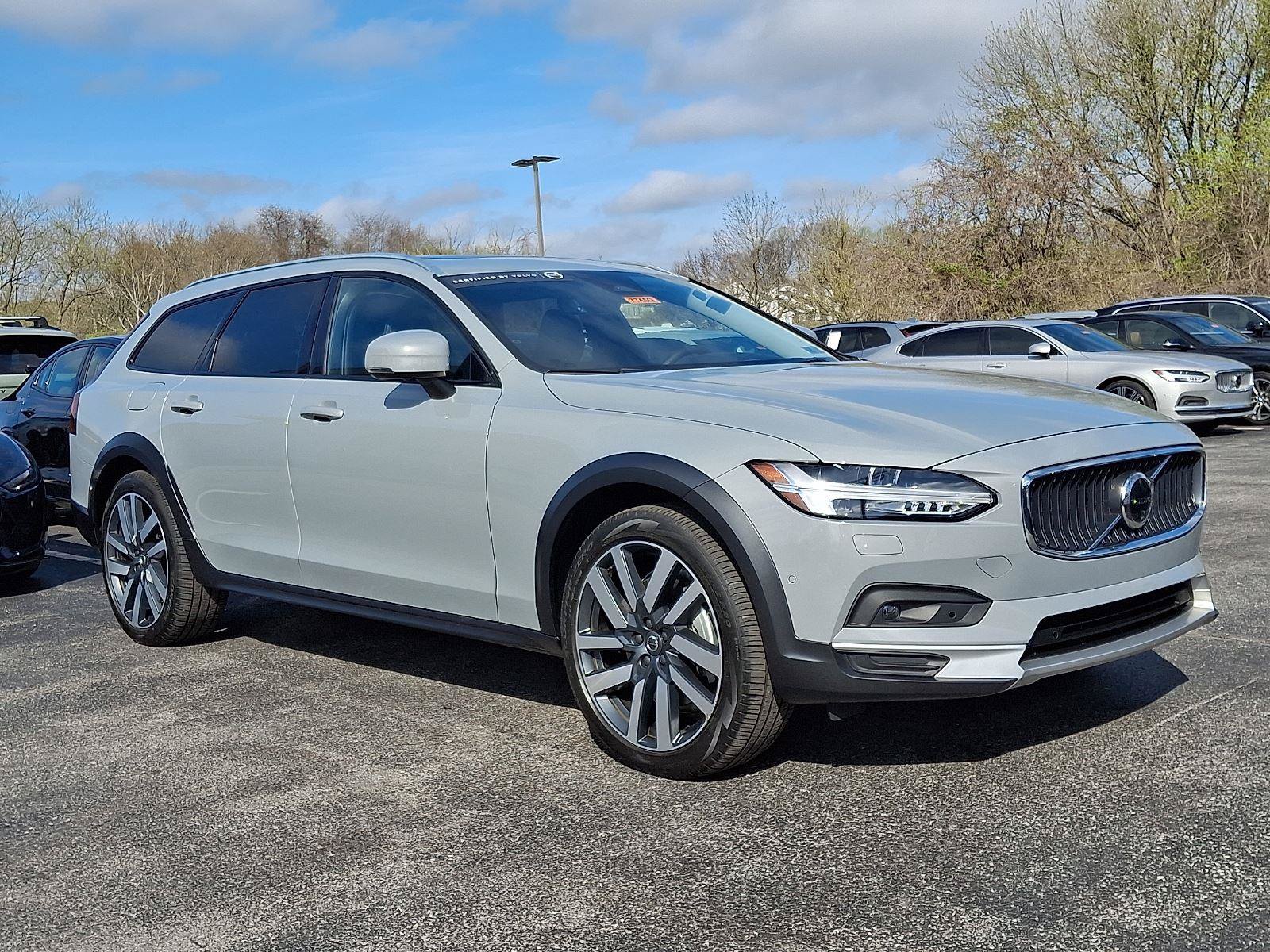 Certified 2025 Volvo V90 B6 Cross Country Ultra AWD/4WD image 1