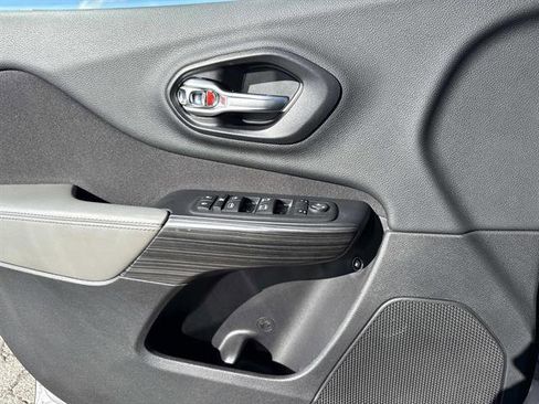 Used 2014 Jeep Cherokee Latitude w/ Comfort/Convenience Group image 7