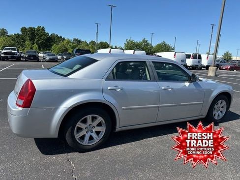 Used 2007 Chrysler 300 Touring w/ Comfort/Convenience Group RWD image 4
