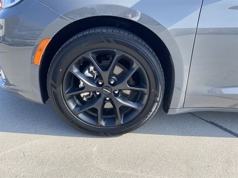 Used 2025 Chrysler Pacifica Limited image 23