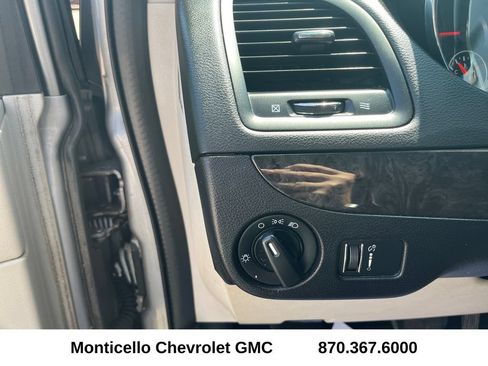 Used 2017 Dodge Grand Caravan SE w/ UConnect Hands-Free Group FWD image 11
