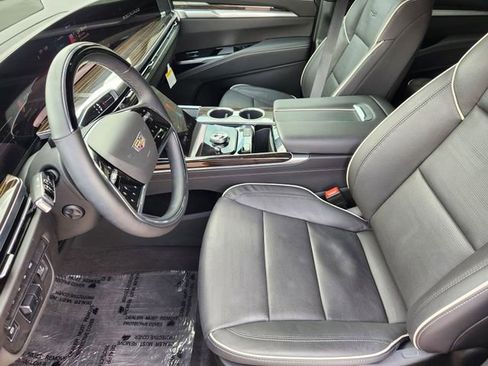 Used 2025 Cadillac Escalade ESV Premium Luxury w/ LPO, Floor Liner Package AWD/4WD image 4