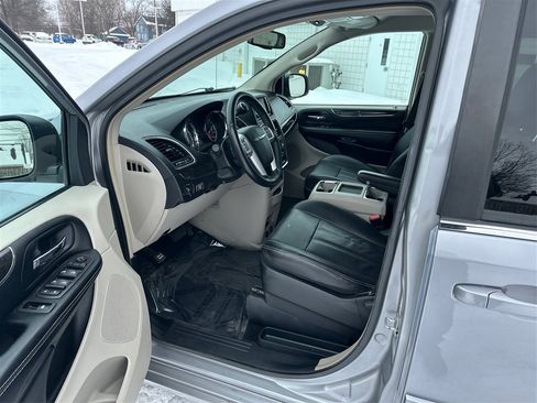 Used 2016 Chrysler Town & Country LX image 9