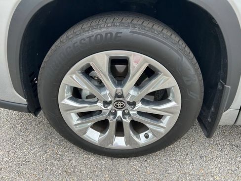 Used 2024 Toyota Highlander Limited FWD image 10