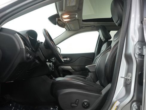 Used 2019 Jeep Cherokee Limited w/ Trailer Tow Group image 23