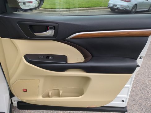 Used 2019 Toyota Highlander Limited Platinum FWD image 36