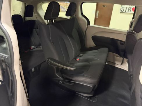 Used 2021 Chrysler Voyager L FWD image 33