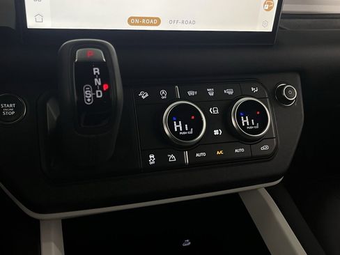 Used 2025 Land Rover Defender 110 S image 21