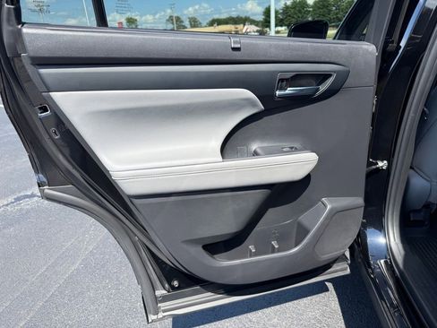 Used 2022 Toyota Highlander XLE AWD/4WD image 31