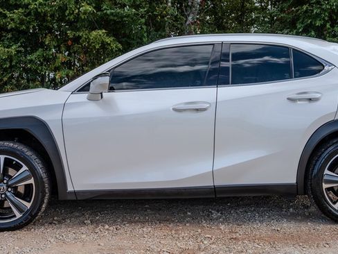 Used 2019 Lexus UX 200 FWD image 2