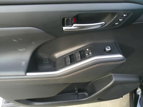 Used 2023 Toyota Highlander Bronze Edition image 18