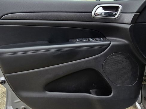 Used 2017 Jeep Grand Cherokee Altitude image 18