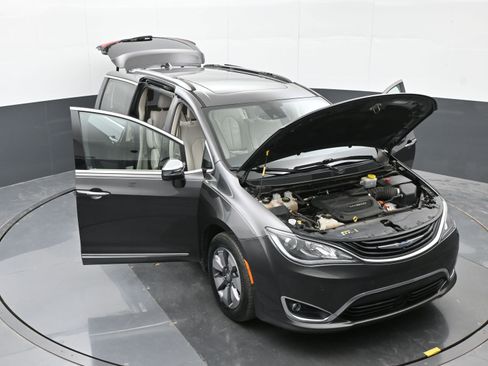 Used 2018 Chrysler Pacifica Limited w/ Advanced Safetytec Group FWD image 47