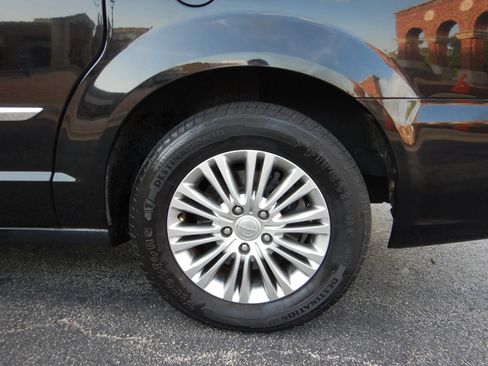 Used 2015 Chrysler Town & Country Touring-L w/ Driver Convenience Group FWD image 29