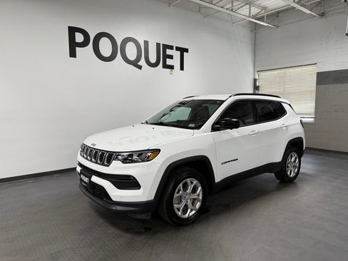 Used 2024 Jeep Compass Latitude w/ Convenience Group AWD/4WD image 2