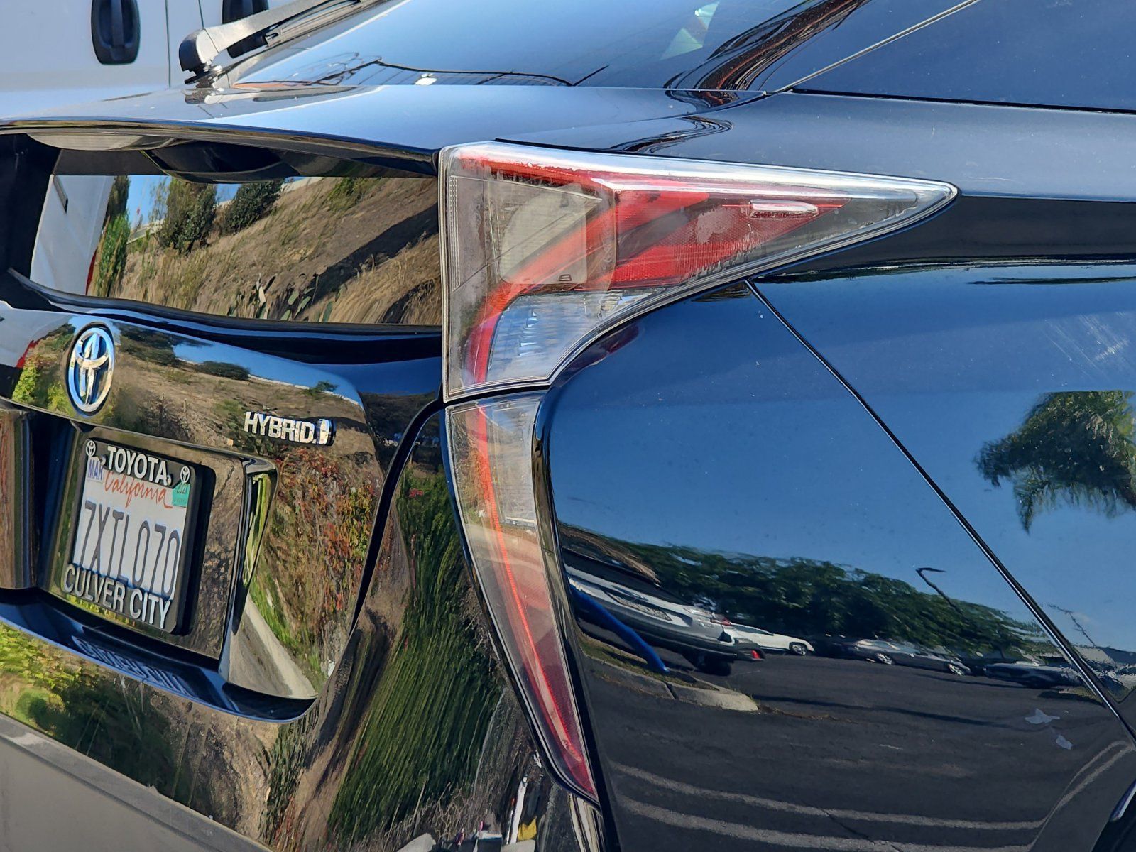 Used 2017 Toyota Prius Three Touring w/ Carpet Mat Package FWD image 11