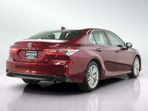 Used 2019 Toyota Camry XLE FWD image 5