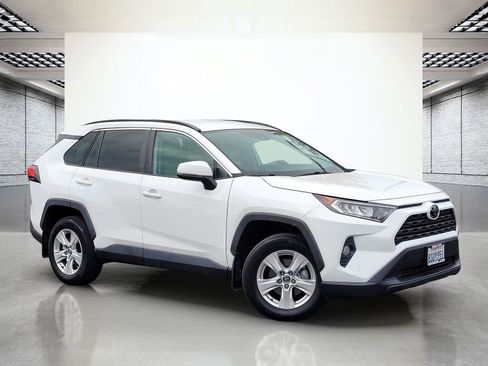 Used 2020 Toyota RAV4 XLE w/ XLE Grade Weather Package image 2