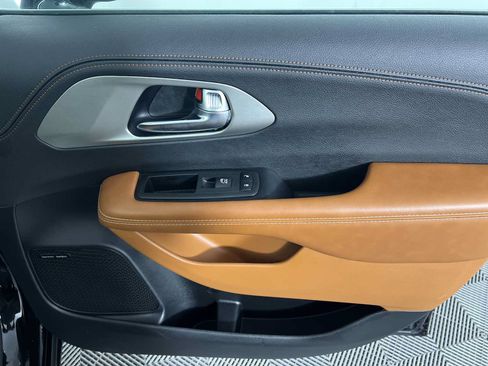 Used 2025 Chrysler Pacifica Pinnacle FWD image 16