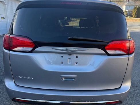 Used 2017 Chrysler Pacifica Touring-L w/ Tire & Wheel Group image 7