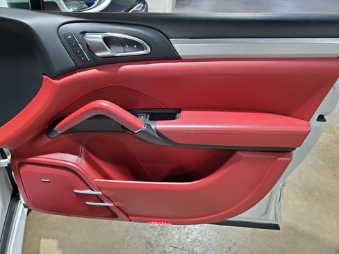 Used 2016 Porsche Cayenne GTS AWD/4WD image 17