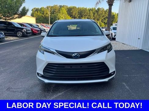 Used 2025 Toyota Sienna XLE FWD image 34